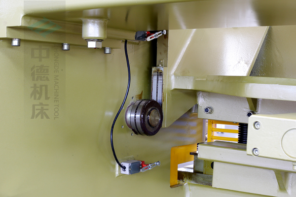 ZDG-632闸式刀架布局,刀架上下垂直活动任务,轴承受力小无磨损,以是能久长切确节制刀片空隙,并能调理剪切角度,晋升产物品德,又明显进步刀片利用寿命.jpg ZDG-632闸式刀架布局,刀架上下垂直活动任务,轴承受力小无磨损,以是能久长切确节制刀片空隙,并能调理剪切角度,晋升产物品德,又明显进步刀片利用寿命.jpg