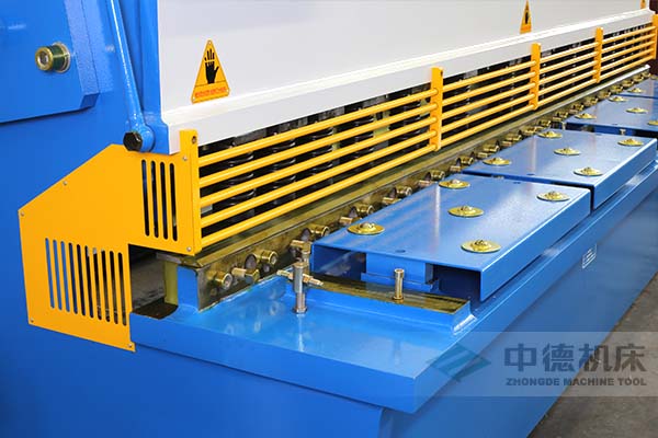 ZDS-2032剪板机进料口,宁静防护,进料无阻,又能间接观看到灯光对线的剪切地位.jpg ZDS-2032剪板机进料口,宁静防护,进料无阻,又能间接观看到灯光对线的剪切地位.jpg