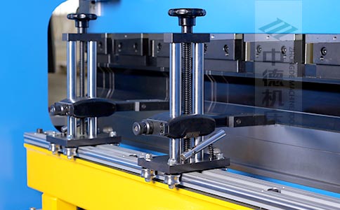 ZDPK-10025可调式档指,手摇起落,可顺应差别模具;横梁双线轨设想,零游隙.jpg ZDPK-10025可调式档指,手摇起落,可顺应差别模具;横梁双线轨设想,零游隙.jpg